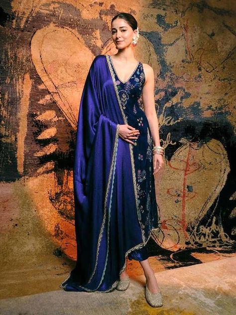Ananya Pandey dazzles in royal blue, bringing ethnic charm to the screening of 'Heeramandi - The Diamond Bazaar' series. Royal Blue Dress Indian, Ananya Pandey Indian Wear, Ananya Pandey Outfits Indian, Elegant Suits For Women Indian, Heeramandi Outfits, Ananya Pandey Outfits, Indian Outfits Modern, Blue Velvet Suit, Velvet Anarkali