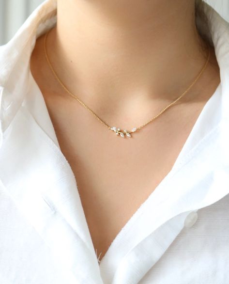 Necklace Leaf Branch Aligned, Vine Necklace, Bridesmaids Jewelry, Bar Necklace, Flower Pendant Dainty Necklace, Olive Leaf Vine, Bridal - Etsy Canada Asthetic Jewellery, Simple Ornaments, Simple Chains, Model Jewelry, Jewelry Necklace Simple, Minimalistic Jewelry, Themed Bracelet, Necklace Leaf, Necklace Bar