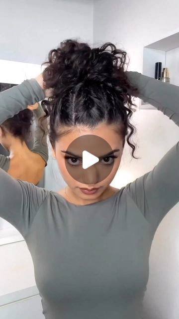 Simple Fancy Updos, Messy Bun Tutorial Curly Long Hair, Easy Curly Bun Hairstyles, Braided Hair Into Bun, Curly Hair With Hair Clips, How To Do A Curly Messy Bun, Braid Into Bun Hairstyles, Messy Curly Bun Hairstyles, Cute Bun Ideas