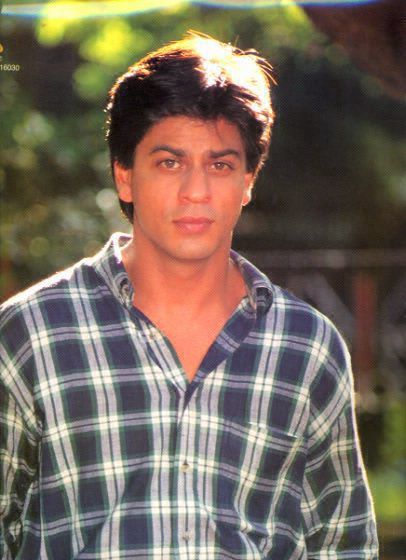 Shahrukh Khan And Kajol, 90s Bollywood Aesthetic, Bollywood Pictures, 90s Bollywood, Indian Star, King Of Hearts, Vintage Bollywood, Shah Rukh Khan, Shahrukh Khan