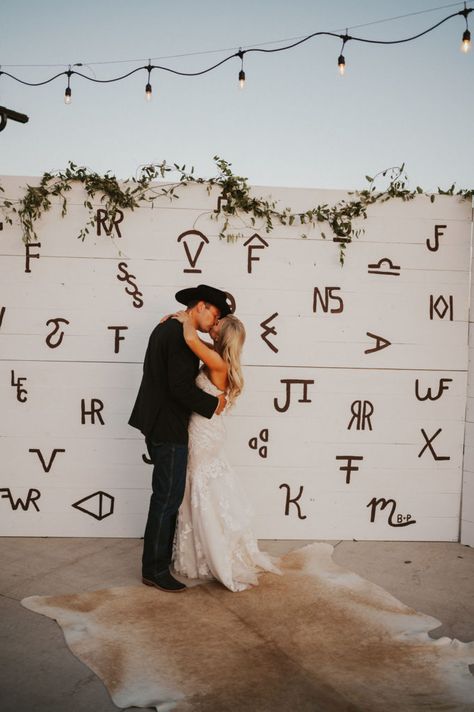 Country Theme Wedding Reception, Modern Ranch Wedding Decor, Longhorn Wedding Arch, Nfr Back Number Ceremony, Glam Country Wedding, Western Photo Backdrop Wedding, Western Wedding Outdoor, November Western Wedding, Cowboy Western Wedding