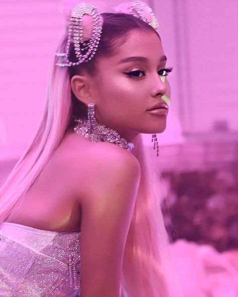 ➴☽ on Instagram: “what a look 💅🏼” Photographie Indie, Catty Noir, Ariana Grande Fans, Pink Tumblr Aesthetic, Ariana Grande Cute, Ariana Grande Style, Arianna Grande, Ariana Grande Wallpaper, Ariana Grande Photoshoot
