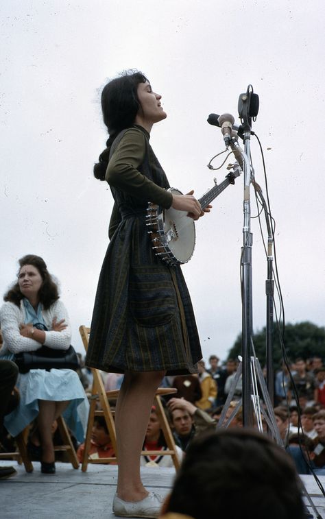 Newport Folk Festival, Banjo Music, A Well Traveled Woman, Folk Musician, Serial Experiments Lain, Music Girl, Americana Music, Joan Baez, Folk Festival