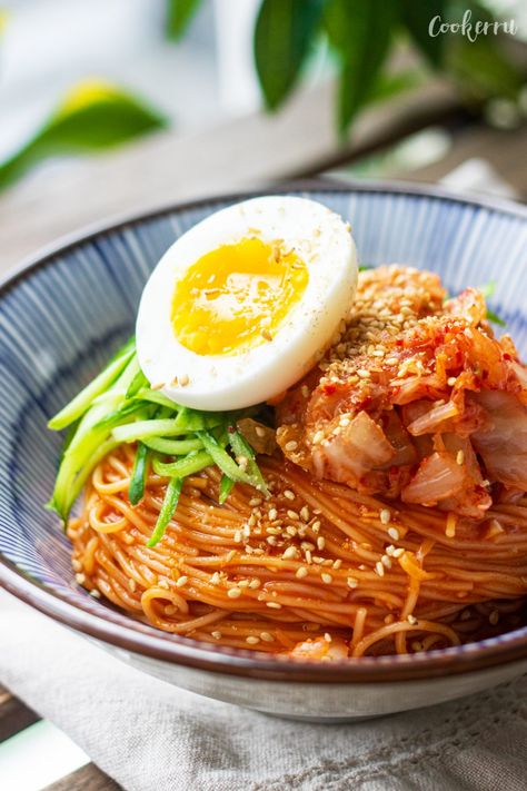 10-Minute Bibim Guksu (Korean Spicy Cold Noodles) - Cookerru Guksu Korean, Cold Buckwheat Noodles, Spicy Cold Noodles, Cold Noodles Recipes, Bibim Guksu, Korean Cold Noodles, Koreansk Mad, Korean Noodles, Buckwheat Noodles