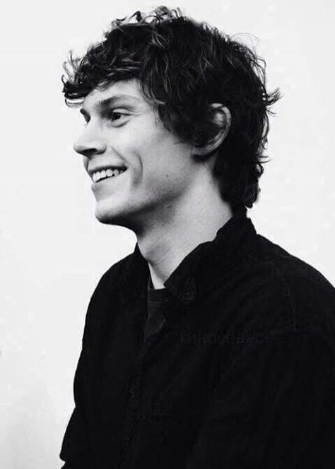 Evan Peters has a nice smile. - Imgur Evan Peters, We Heart It