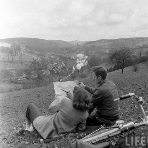 Couples Vintage, You Are My Moon, Old Fashioned Love, Fotografi Vintage, Vintage Couples, Vintage Romance, Photo Vintage, Foto Vintage, Old Love