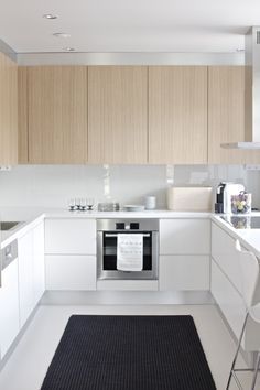 Neutral kitchen, white and wood cabinets #kitchen #smallkitchen #neutralkitchen U Shaped Kitchen, Ranch Kitchen, Galley Kitchen Design, Galley Kitchen Remodel, Neutral Kitchen, White Kitchen Design, Melaka, Trendy Kitchen, Kitchen Remodel Small