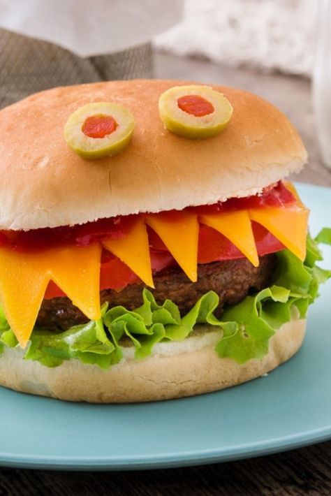 Halloween Burgers, Halloween Food Hacks, Plat Halloween, Childrens Party Food, Menu Halloween, Creative Sandwich, Holiday Dinner Recipes, Kids Halloween Food, Bricolage Halloween