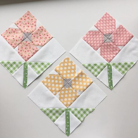 Flower Quilt Blocks - Quilting Pattern Colchas Quilting, Bird Quilt Blocks, Flower Quilt Patterns, House Quilt Block, Quilt Blocks Easy, Modern Quilt Blocks, Quilts Vintage, Crazy Quilt Blocks, Quilt Square Patterns