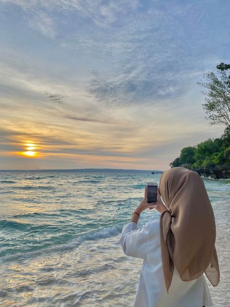 beach girl in 2022 | Pose pantai, Fotografi potret, Inspirasi potret Pantai Aesthetic, Beach Poses By Yourself Photo Ideas, Ootd Poses, Beach Instagram Pictures, Beach Poses By Yourself, Ootd Aesthetic, Beach Pictures Poses, Instagram Inspiration Posts, Beach Photography Poses