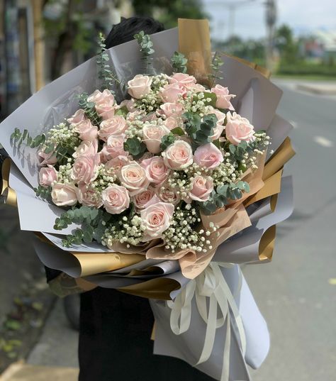 Beautiful pink rose delivery Saigon Bunches Of Roses, Engagement Roses Bouquet, 21 Roses Bouquet, 18th Birthday Flower Bouquet, 6 Roses Bouquet, Fancy Flower Bouquet, Rose Bouquet For Birthday, 25 Roses Bouquet, Birthday Roses Bouquet