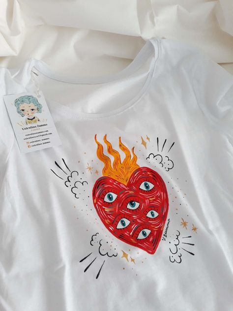 Aesthetic Shirt Painting, T Shirt Paint Designs, T Shirt Design Hand Painted, Customized T Shirts Ideas, Custom Hand Painted Shirts, What To Draw On A Shirt, Art Tee Shirts, Painting T Shirts Aesthetic, Art T Shirts Design