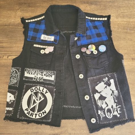 Customized Punk Vest Battle Vest Ideas, Battle Jacket Ideas, Punk Battle Jacket, Oc Cosplay, Unique Vest, Punk Diy, Punk Vest, Battle Vest, Battle Jacket