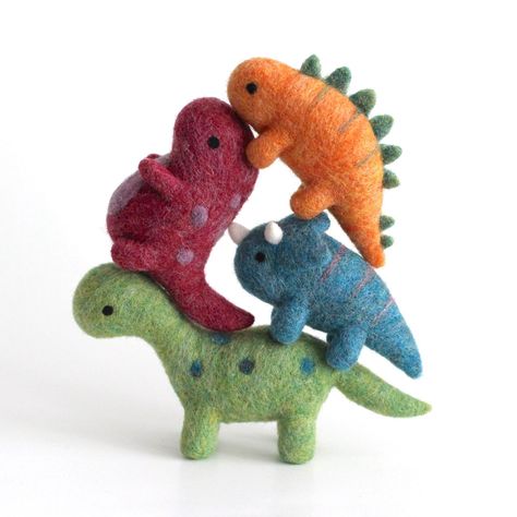 Needle felted dinosaurs collection. RAWR! Needle Felting Pokemon Tutorials, Needle Felting Succulents, Easy Needle Felting Projects, Felted Characters, Needle Felted Dinosaur, Diy Laine, Felt Dragon, Needle Felting Tutorial, Needle Felted Bunny