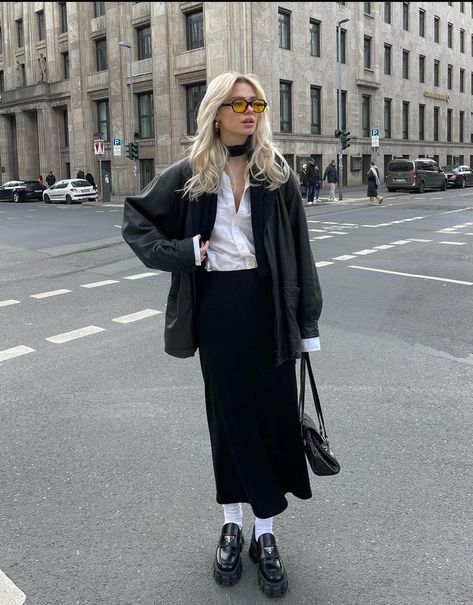 Navy Oversized Blazer, Sheer Black Tights, Mode Emo, Black Maxi Skirt, Mode Casual, Stil Inspiration, Mode Ootd, Skirt Outfit, Modest Fashion Outfits
