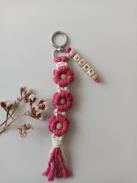 Macrame Flower Keychain, Daisy Macrame, Keychain With Name, Macrame Flower, Flower Keychain, Boho Keychain, Macrame Keychain, Unique Keychains, Beautiful Flower Designs