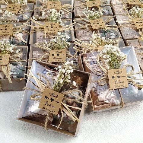 Wedding Favors! Cheap wedding favor ideas that your guests will love! Find ideas from DIY, cheap, creative, unique, inexpensive, elegant, classy, useful and more. Pick a wedding shower favor idea for guests that they will be happy to take home. Amazing favor ideas for any theme wedding you want to give your guests a Cheap gift to take home. Find the best Cheap wedding favor ideas now Wedding Favors And Gifts, Favors Wedding Ideas, Kisses Wedding Favors, Wedding Doorgift, Country Wedding Favors, Summer Wedding Favors, Edible Favors, Chocolate Wedding Favors, Wedding Chocolate