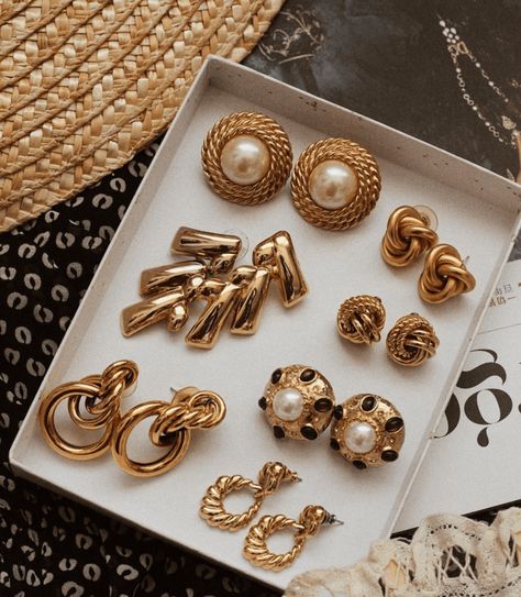 How to Look Expensive & Elegant on a Budget? French Accessories Jewelry, Old Money Jewelry Earrings, Classic Earrings Classy, Quiet Luxury Jewelry, Old Money Earrings, Old Money Accessories, Expensive Looks, Old Money Jewelry, French Jewelry Style