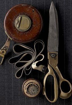 Vintage tailor tools Vintage Scissors, Vintage Sewing Notions, Vintage Sewing Machines, Foto Art, Sewing Items, Sewing Box, Sewing Tools, Sewing Accessories, Sewing Notions