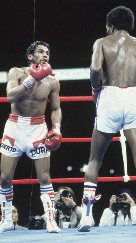 Roberto Duran mocks Ray Leonard during their first fight...1980..The Brawl in Montreal Boxing Pictures, Roberto Duran, Sugar Ray Leonard, Ray Leonard, Roberto Durán, Vintage Boxing, Boxing Images, Boxing Posters, Boxing History