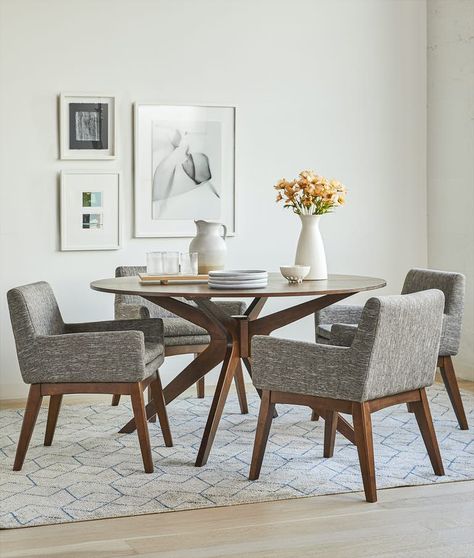 Essen, Round Dining Table With Cushion Chairs, Round Dining Chairs, Dining Room Design Indian, Mid Century Round Dining Table, Midcentury Modern Kitchen Table, Tableau Simple, Midcentury Dining Room, Dinner Spread