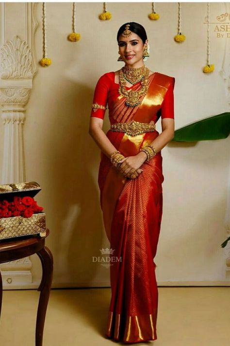 Kannada Bride Saree, Unique Wedding Saree, South Indian Sarees Traditional, Red Bridal Saree South Indian, South Indian Groom, Red Colour Saree, South Indian Bridal Look, Red Saree Wedding, Indian Bridal Look