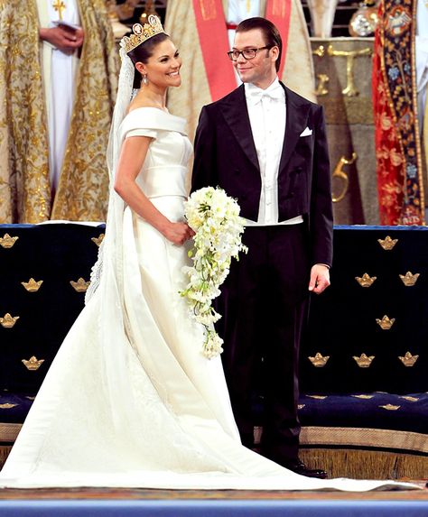 15 Most Stunning Royal Wedding Gowns Cameo Tiara, Princess Beatrice Wedding, Royal Wedding Dresses, Christian Dior Gowns, Kroonprinses Victoria, Royal Wedding Gowns, Victoria Prince, Victoria Of Sweden, Princess Victoria Of Sweden