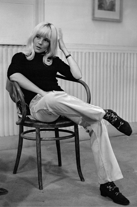 Ye Ye Girls French, 50s Beatnik Fashion, 60s French Fashion, Sylvie Vartan 60s, Beatnik Style, Rock And Roll Girl, French Woman, French New Wave, Charlotte Rampling