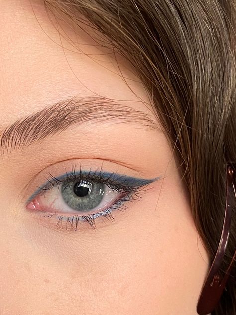 Blue Simple Eyeshadow, Blue Eyeliner Makeup Blue Eyes, Summer Makeup Blue Eyes, Gold Eyeliner Looks, Minimalist Eyeshadow, Dark Blue Makeup Looks, Blue Makeup For Brown Eyes, Blue Eyeliner Looks, Soft Makeup Looks