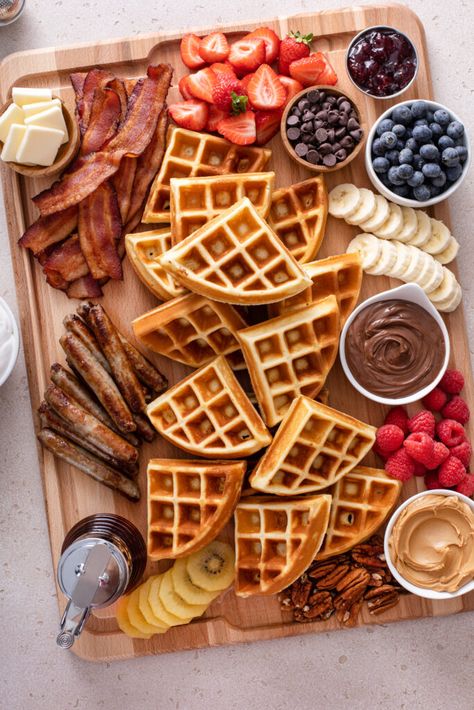 Waffle Presentation Ideas, Breakfast Set Up Ideas Brunch Buffet, Waffle Board Ideas, Breakfast Boards Brunch, Brunch Platters, Waffle Topping Ideas, Brunch Board Ideas, Breakfast Board Ideas, Brunch Set Up