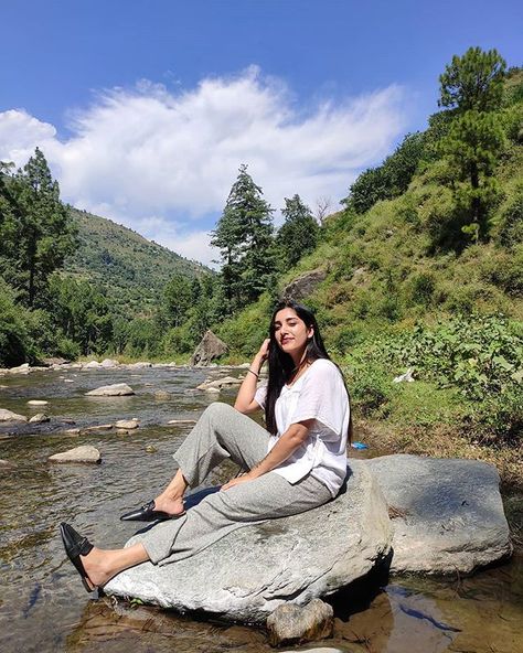 Capture the moment... __ @annie_karwa  __ #unciatrails #himalayangirls #travel #adventure Mountain Poses, Pics Poses, Baby Bump Photoshoot, Fawad Khan, Snow Photoshoot, Vacation Outfits Women, Travel Pose, Honeymoon Pictures, Bff Poses