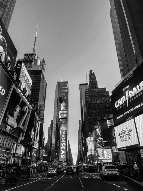 Black and white esthetic #blackandwhite #esthetic #newyork #timesquare White Esthetic, Newyork Timesquare, White Aesthetic Photography, New York Times Square, Chicago Aesthetic, Dark Landscape, Black And White Photo Wall, New York Black And White, Black And White City