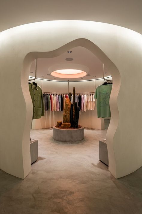 Zee Dog Temple Store / B.co Arquitetura + Bel Lobo + Cajoo Studio | ArchDaily Retail Store Layout, Luxury Retail Store, Dogs And People, Desain Pantry, Porch Decorating Ideas, Store Design Boutique, Showroom Interior Design, Boutique Decor, Salon Interior Design