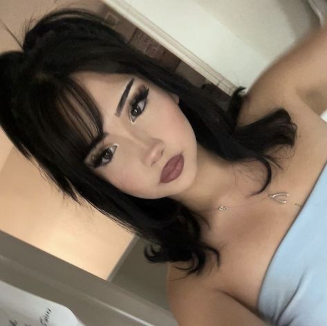 Side Bangs With Wavy Hair, Different Types Of Makeup Styles, Emo Latina Makeup, 2000s Latina Makeup, Kali Uchis Makeup Look, Soft Emo Makeup, Goth Makeup Everyday, Makeup Ideas Y2k, Soft Gothic Makeup