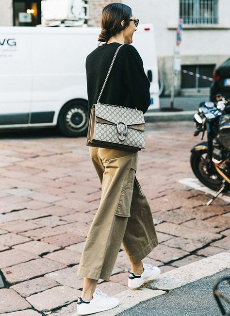 5 Bloggers You Need to Follow on Pinterest via @WhoWhatWearUK Printemps Street Style, Casual Chic Outfits, Milan Fashion Week Street Style, 여름 스타일, Casual Chique, Sneakers Mode, Milano Fashion Week, Mode Ootd, Looks Street Style