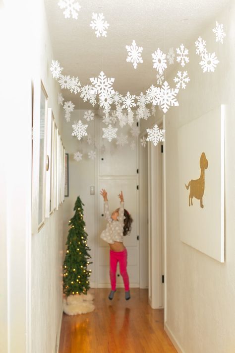 Home Made Christmas Decorations Easy, Townhouse Holiday Decor, Christmas Snowflake Decor Ideas, Christmas Decorations Around Tv, Zen Christmas Decor, Easy Christmas Decorations For Home, Easy Christmas Porch Ideas, Office Decor Holiday, Cheap Christmas Decor Ideas Diy Crafts