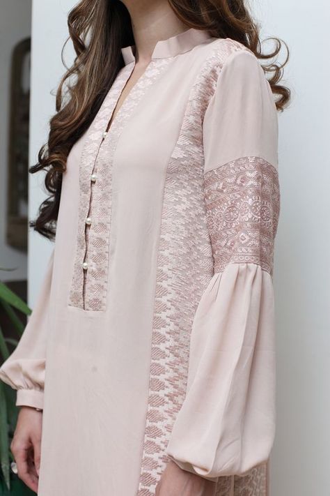 Kurti Sleeves Design, Kameez Designs, Sleeves Designs, Long Kurti Designs, Mode Abaya, Salwar Kamiz, Pakistani Dresses Casual, Pakistani Fashion Party Wear, Dress Neck Designs