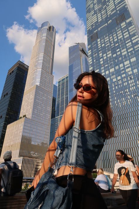 Posing In Front Of Buildings, Instagram City Poses, Nyc Photoshoot Ideas Manhattan, Instagram New York Pictures, City Skyline Photoshoot, Street Style Senior Pictures, Poses In Front Of Building, Photoshoot Ideas In City, Nyc Selfie Ideas