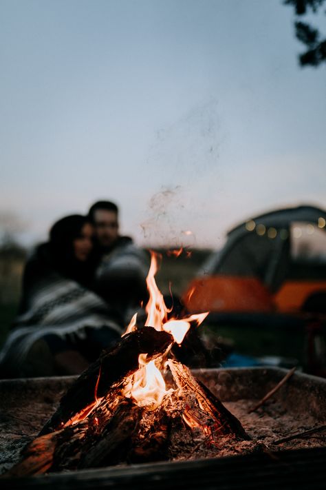 Night Camping Photography, Astrology Photography, Family Time Aesthetic, Couple Camping Photography, Camping Photography Couples, Camping Goals, Camping Inspo, Family Camping Photography, Camping Photoshoot