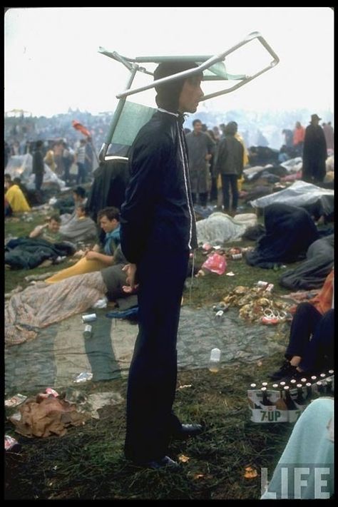 <b>When you're wasted and high, your fashion accessories are probably the least of your cares.</b> These unconstrained flower children weren't trying to make a fashion statement, and yet their common aesthetic could influence generations of festival-attending youths to come. Woodstock 99, Christophe Jacrot, 1969 Woodstock, Woodstock '99, Woodstock Photos, Woodstock Hippies, Making Hot Dogs, Woodstock Music, Woodstock 1969