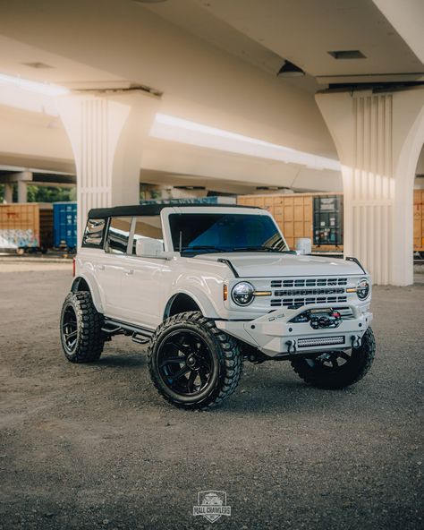 White Bronco Outer Banks, White Bronco Aesthetic, Bronco Convertible, White Ford Bronco, Bronco White, White Bronco, Jeep Custom, Bronco Car, White Suv