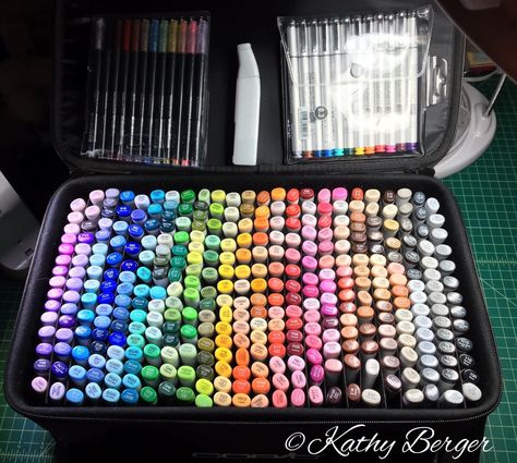 Copic Marker Storage, Markere Copic, Copic Marker Art, Marker Storage, Art Supplies Storage, Pen Organization, Kawaii School Supplies, Study Stationery, Cool School Supplies