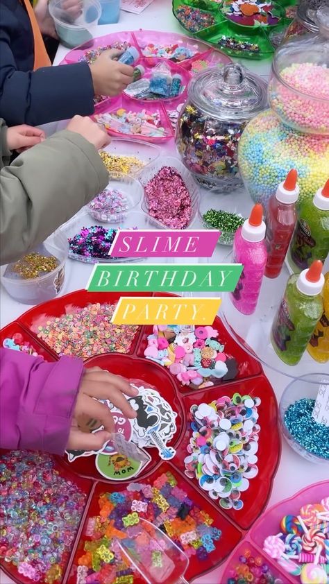 Birthday Party Slime Station, Slime Bar Birthday Party, Slime Station Party, 10th Bday Party Ideas, Class Birthday Party Ideas, Slime Party Ideas Decoration, Craft Themed Birthday Party, Bday Party Activities, Slime Birthday Party Ideas