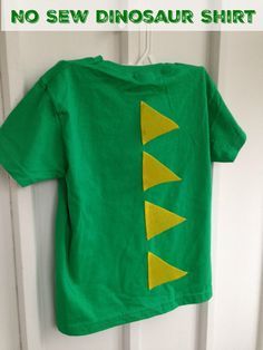 No Sew Dino Shirt I love crafting with my son and this is definitely one he'd love - both to wear and to help with! Sew Dinosaur, Dino Shirts, Dino Costume, Dino Shirt, Dino Birthday Party, Dinosaur Crafts, Dinosaur Costume, Diy Halloween Costumes Easy, Dinosaur Shirt