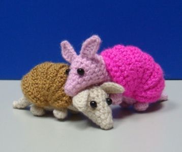 roll up armadillos...I've got this pattern I really must get some made Amigurumi Patterns, Crochet Roll Up Armadillo Free Pattern, Armadillo Crochet Pattern Free, Amigurumi Armadillo, Easy Amigurumi, Crochet Animal Patterns, Diy Crochet Projects, Crochet Applique, Amigurumi Free