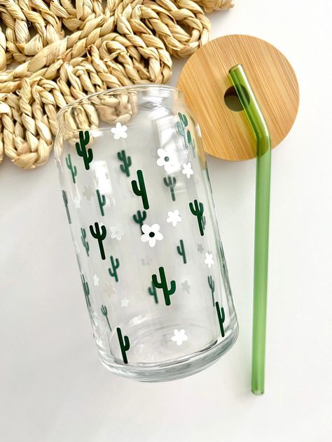 Fimo, Cup With Straw Aesthetic, Cactus Glass Cup, Cute Glass Cups Aesthetic, Cricket Cups Designs, Cute Coffee Cups Designs, Trendy Glass Cups, Green Things Aesthetic, Things To Cricut