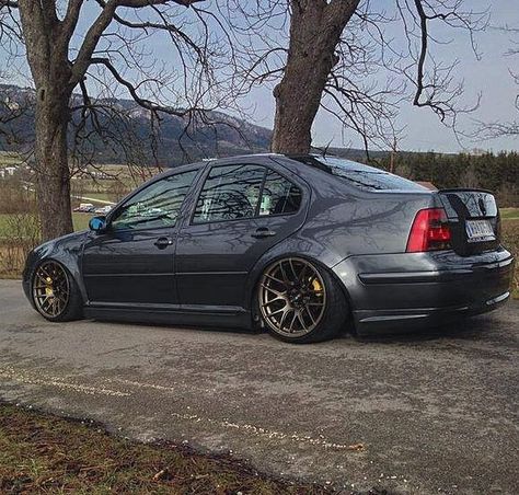 jetta grey with yellow calipers tucked slammed Jetta A4 Tuning, Vw Bora Tuning, Jetta Vr6, Vw Golf Tdi, Vw Pointer, Jetta A4, Volkswagen Polo Gti, Vw Mk4, Jetta Mk4