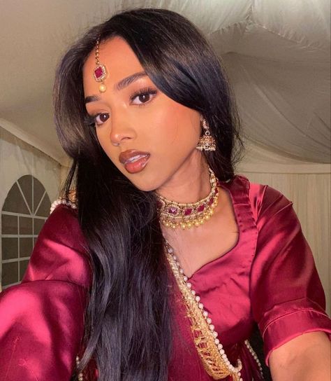 Pakistan Makeup Look, Pretty South Asian, Makeup With Saree, Asian Girl Face Claim, Desi Makeup Looks, South Asian Makeup, Brown Girl Indian, Indian Girl Makeup, Face Claim For Shifting
