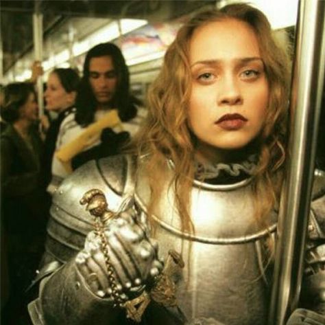 And then, Fiona Apple got dressed up in armor, put makeup on, rode the subway, and posed for a picture. Yes. All yes to this. Joan Of Arc Costume, Joe Mcnally, العصور الوسطى, Fiona Apple, Jeanne D'arc, Female Armor, Female Knight, Red Sonja, Joan Of Arc