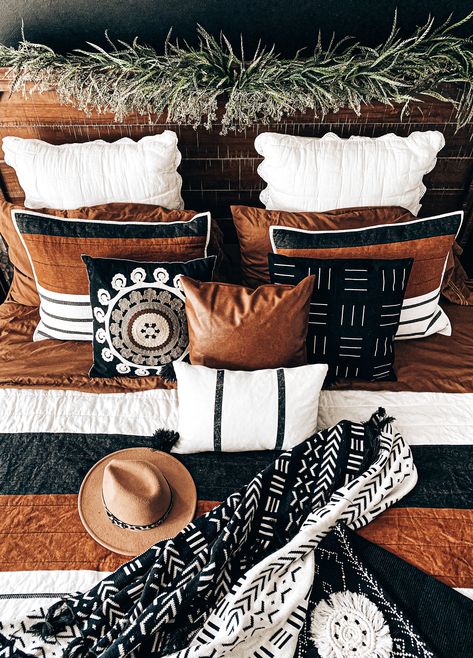 Boho bedding. Boho bedroom. Rust bedding. Cognac bedding. Boho pillows. Cognac Bedding, Rust Bedding, Bg House, Western Bedrooms, Design Ložnic, Bedding Boho, Western Bedroom Decor, Western Rooms, Western Bedroom